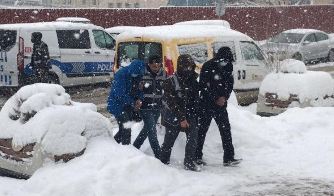 6 Farklı İkamete Giren Hırsızlardan 3’ü Tutuklandı