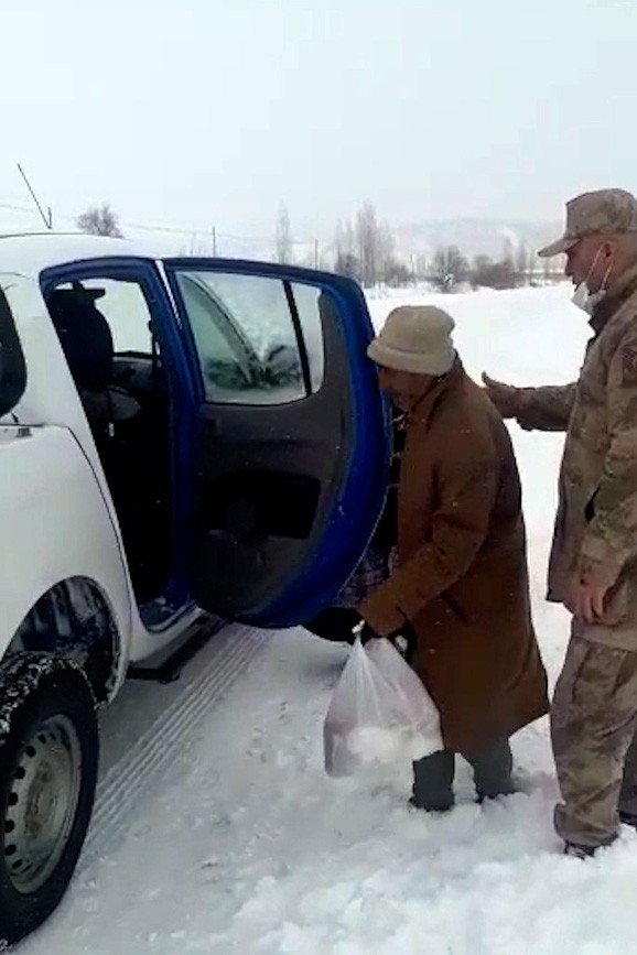 Jandarma Yaşlı Çifti Yolda Bırakmadı