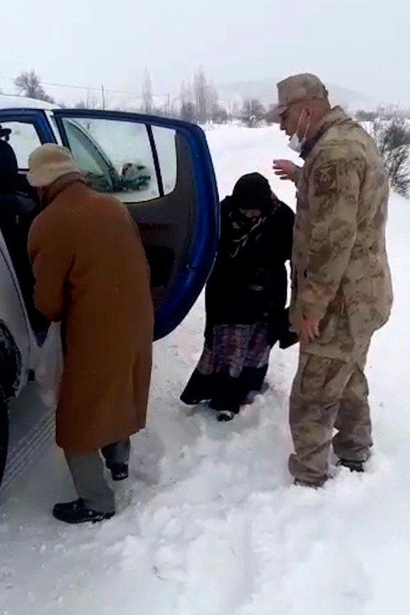 Jandarma Yaşlı Çifti Yolda Bırakmadı