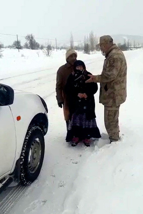 Jandarma Yaşlı Çifti Yolda Bırakmadı