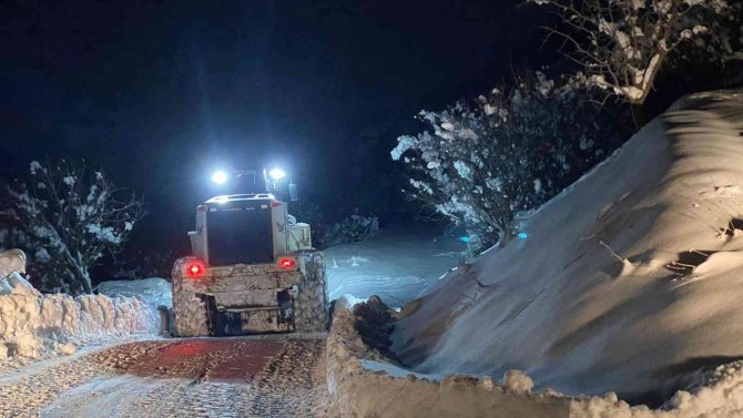 Hakkari’de 20 Yerleşim Yerinin Yolu Ulaşıma Kapandı