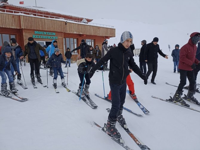 Kur’an Muhafızları Kayak Merkezinde Buluştu