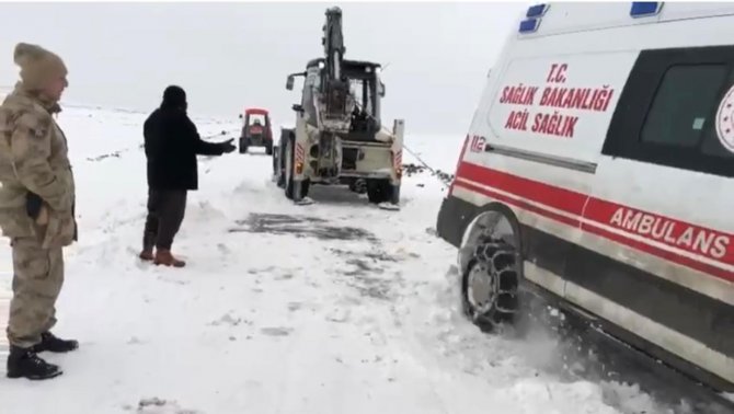 Hasta Almaya Giden Sağlık Ekipleri Karda Mahsur Kaldı
