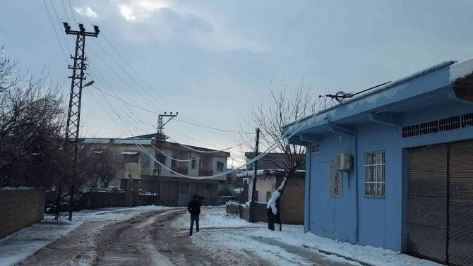 Hatay’da Elektrik Direkleri Ve Ağaçlar Devrildi