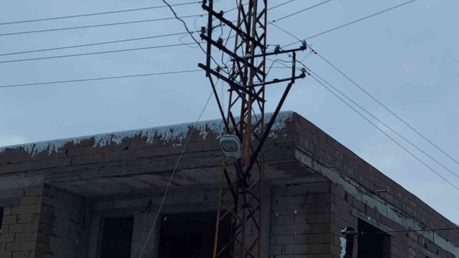 Hatay’da Elektrik Direkleri Ve Ağaçlar Devrildi