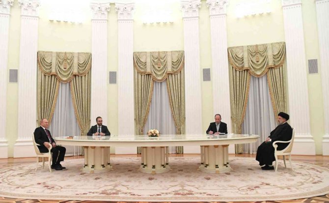 Putin’le Görüşen İ̇ran Cumhurbaşkanı Reisi: "40 Yılı Aşkın Bir Süredir Abd’ye Karşı Direniyoruz"