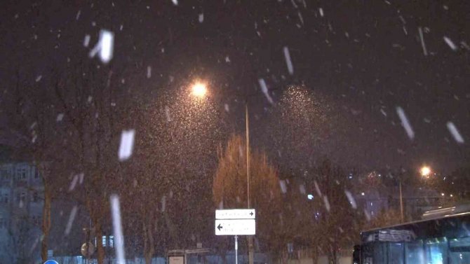 İ̇stanbul’da Beklenen Kar Yağışı Etkisini Göstermeye Başladı