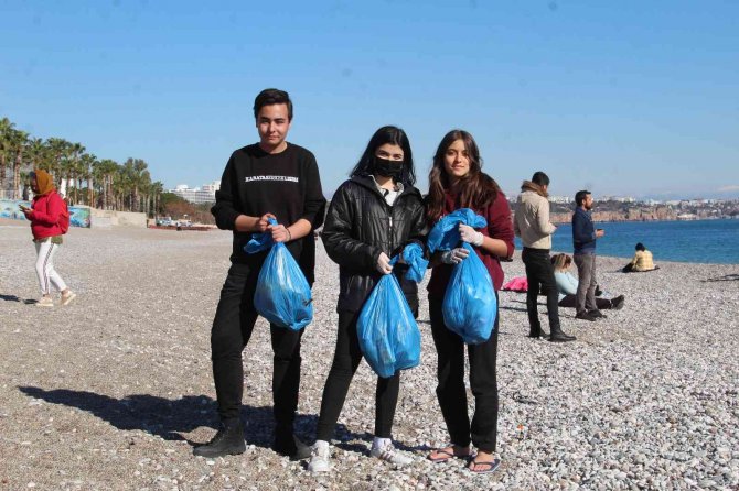 Dünyaca Ünlü Sahile 750 Kilometre Uzaklıktan Öğrenci Eli