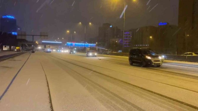 Kadıköy’de E-5 Karayolu Beyaza Büründü