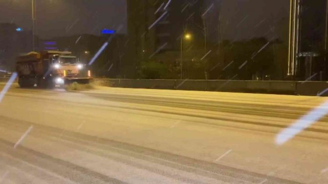 Kadıköy’de E-5 Karayolu Beyaza Büründü