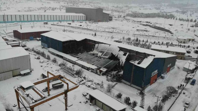 Çöken Çatının Altında Kalmaktan Son Anda Kurtuldular