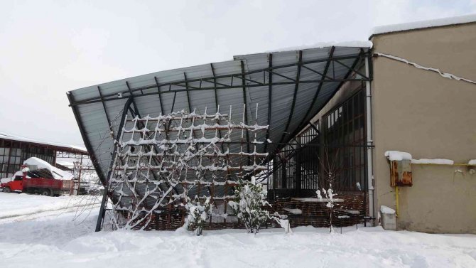 Karabük’te Kar Ağırlığını Kaldıramayan Çatılar Çöktü