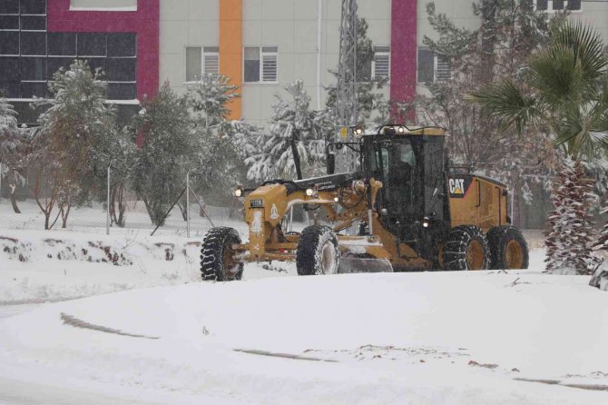 Karaköprü’de Karla Mücadele Devam Ediyor