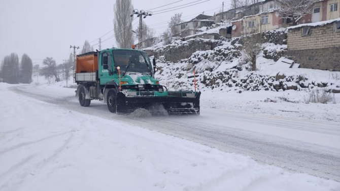 Kars’ta Belediye Yolların Karını Temizliyor