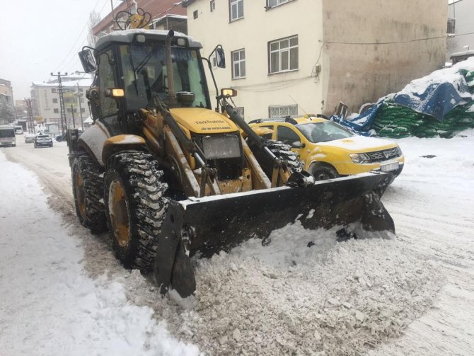 Kars’ta Belediye Yolların Karını Temizliyor