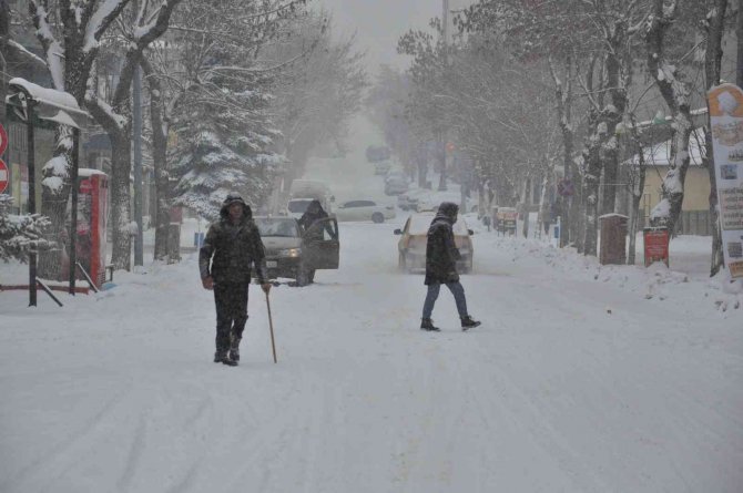 Kars’ta Yoğun Kar Yağışı, Okullar Tatil Edildi