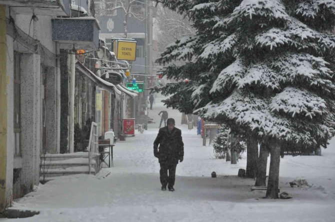 Kars’ta Yoğun Kar Yağışı, Okullar Tatil Edildi