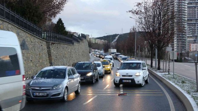 Kartal’da İ̇ett Otobüsü Yolda Kaldı, Trafik Felç Oldu