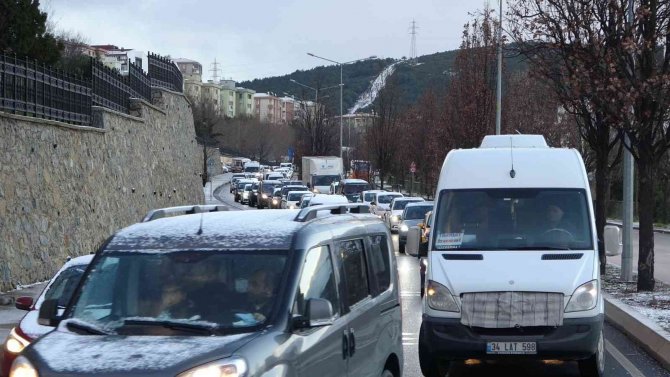 Kartal’da İ̇ett Otobüsü Yolda Kaldı, Trafik Felç Oldu