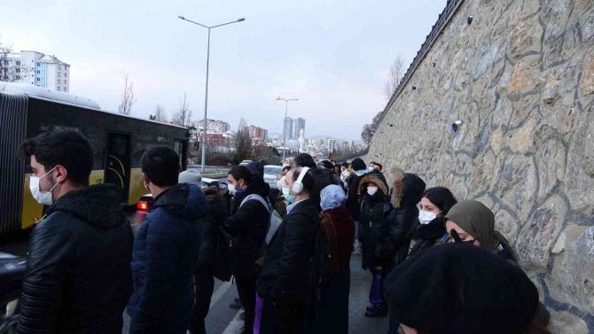 Kartal’da İ̇ett Otobüsü Yolda Kaldı, Trafik Felç Oldu