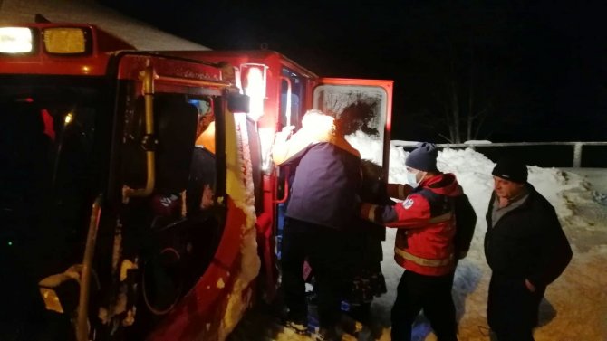 Kar Kalınlığının 1,5 Metreyi Bulduğu Köyde Mahsur Kalan Hasta Paletli Kar Aracıyla Hastaneye Ulaştırıldı