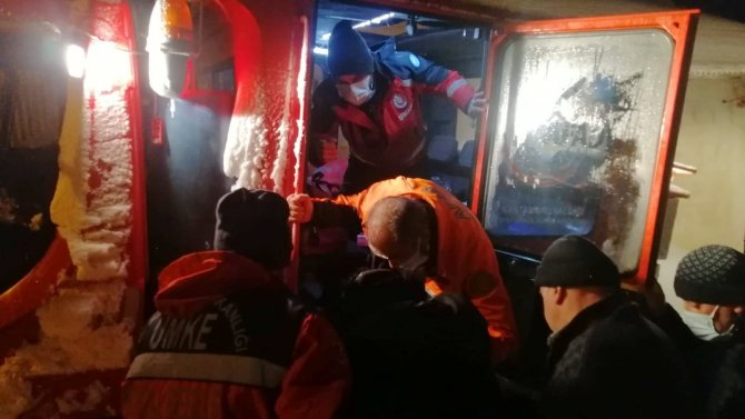 Kar Kalınlığının 1,5 Metreyi Bulduğu Köyde Mahsur Kalan Hasta Paletli Kar Aracıyla Hastaneye Ulaştırıldı