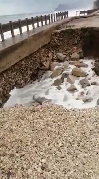 Dev Dalgalar, Karadeniz Sahil Yolu’nun Yarısını Götürdü