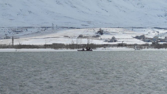 Yaptıkları Strafor Botla Barajda Buzlar Arasında Mahsur Kaldılar