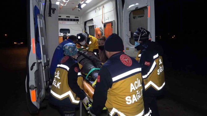 Hafif Ticari Araç İle Otomobil Çarpıştı: 2 Yaralı