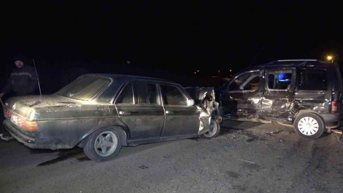 Hafif Ticari Araç İle Otomobil Çarpıştı: 2 Yaralı