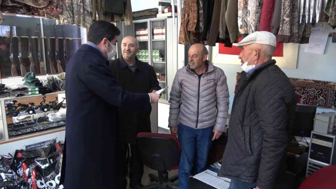 8 Yıldır Kapı Kapı Dolaşıyor, Belediyenin Gelir Ve Giderlerini Anlatıyor