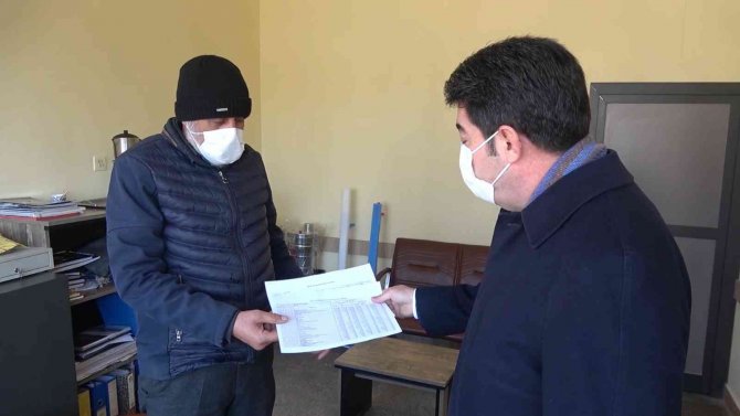 8 Yıldır Kapı Kapı Dolaşıyor, Belediyenin Gelir Ve Giderlerini Anlatıyor