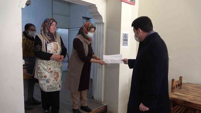 8 Yıldır Kapı Kapı Dolaşıyor, Belediyenin Gelir Ve Giderlerini Anlatıyor