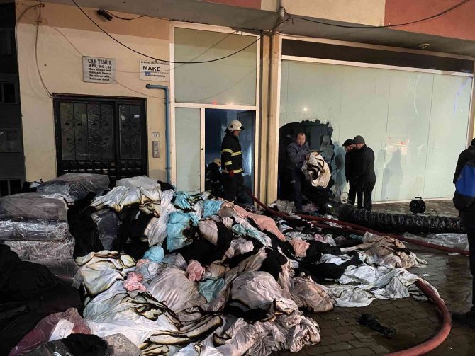 Kumaş Deposunda Korkutan Yangın: Kucaklayabildikleri Kumaşları Dışarıya Böyle Çıkardılar