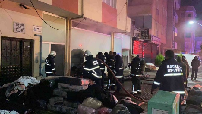 Kumaş Deposunda Korkutan Yangın: Kucaklayabildikleri Kumaşları Dışarıya Böyle Çıkardılar