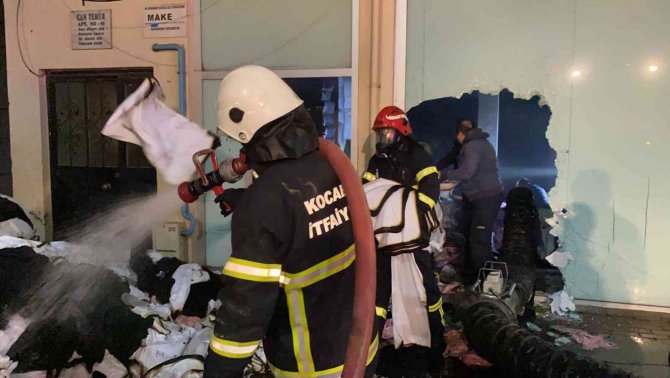 Kumaş Deposunda Korkutan Yangın: Kucaklayabildikleri Kumaşları Dışarıya Böyle Çıkardılar
