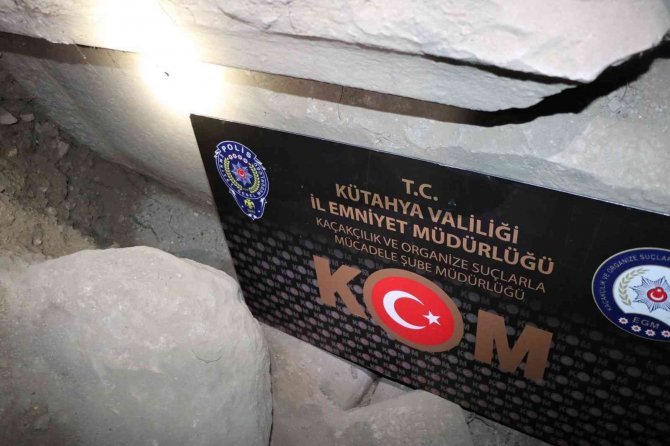 Kütahya’da Roma Dönemine Ait Ağlama Duvarı Ve İki Taş Sütun Ele Geçirildi