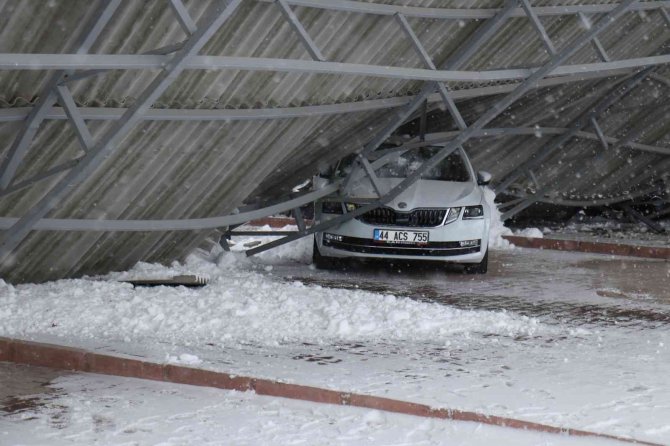 Malatya’da Galericiler Sitesi’nin Çatısı Kardan Çöktü