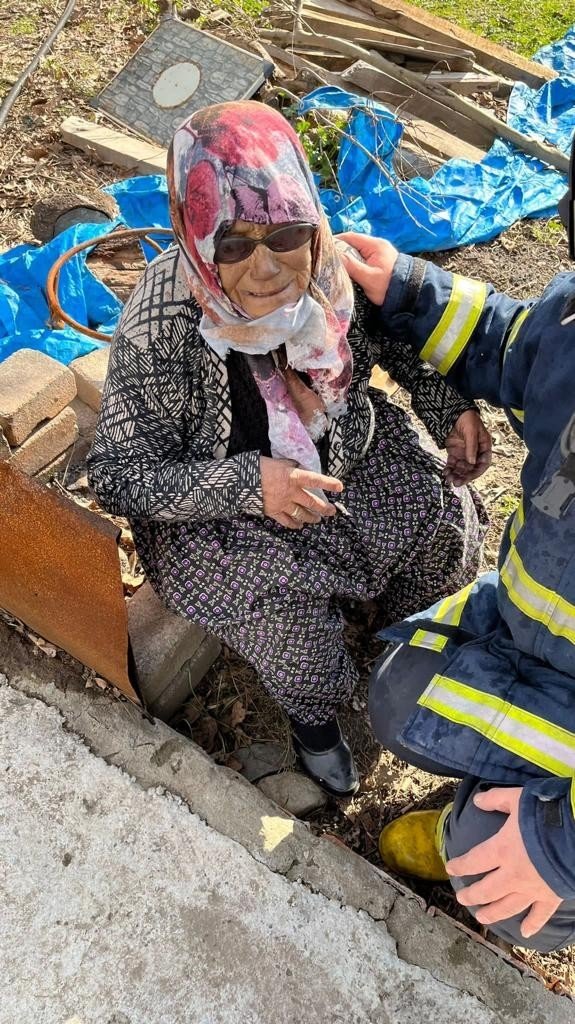 Yangında Mahsur Kalan İki Kişiyi İtfaiye Kurtardı