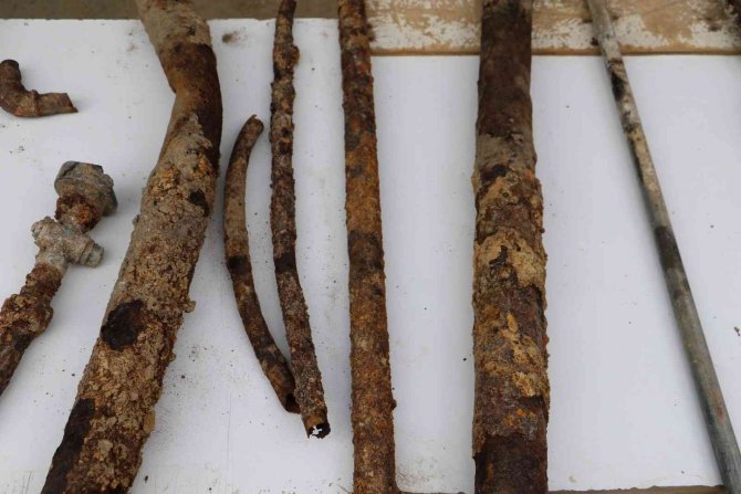 Yenileriyle Değiştirilen Eski İçme Suyu Hatları Hayrete Düşürdü