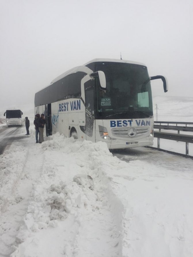 Viranşehir’de 40 Kişinin Bulunduğu Yolcu Otobüsü Kara Saplandı