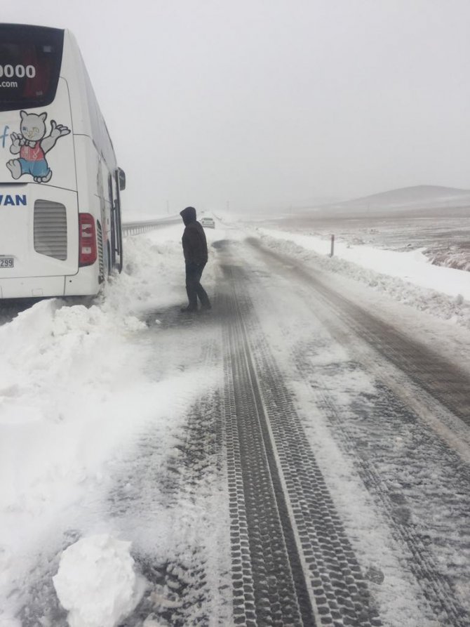 Viranşehir’de 40 Kişinin Bulunduğu Yolcu Otobüsü Kara Saplandı