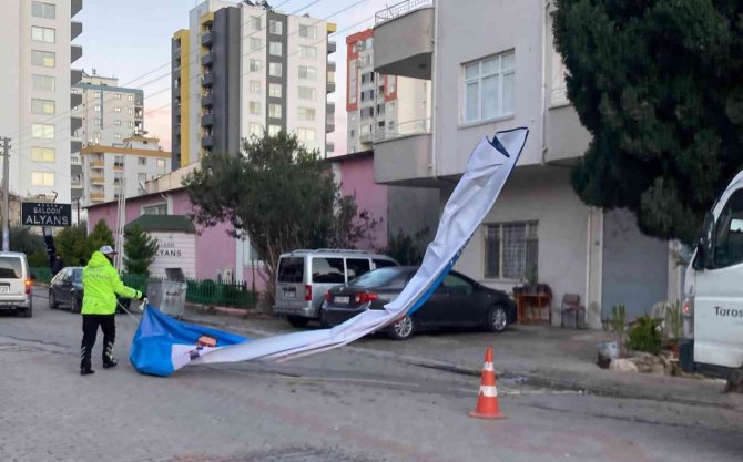 Rüzgarda Kafasına 10 Kiloluk Taş Düşen Kadın Hayatını Kaybetti