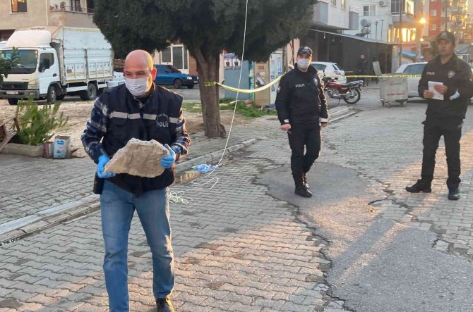 Rüzgarda Kafasına 10 Kiloluk Taş Düşen Kadın Hayatını Kaybetti