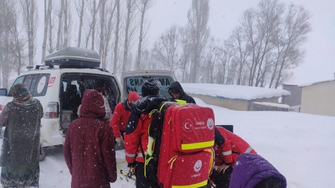 Karda 1 Kilometre Yürüyen Sağlıkçılar Hamile Kadını Hastaneye Ulaştırdı