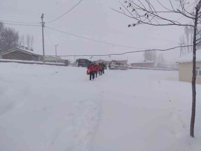 Karda 1 Kilometre Yürüyen Sağlıkçılar Hamile Kadını Hastaneye Ulaştırdı