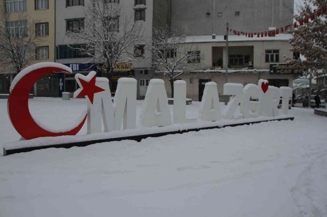Malazgirt’te Kar Yağışı Hayatı Olumsuz Etkiledi
