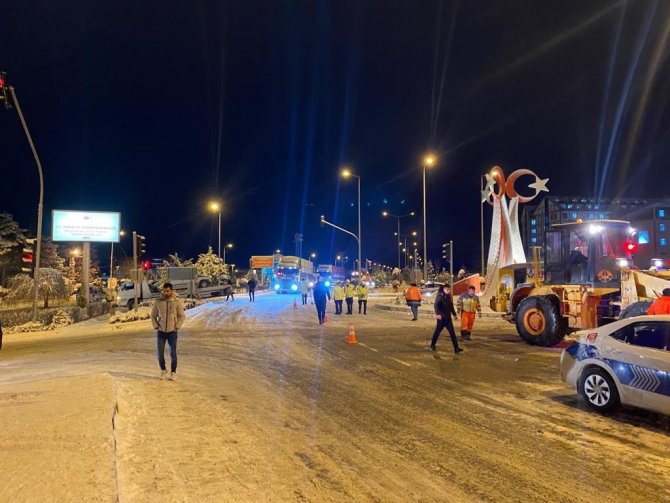 Kar Yağışı Kazalara Neden Oldu, Vatandaşlar Kazada Yola Akan Mazotu Bidonlarla Kurtarmaya Çalıştılar