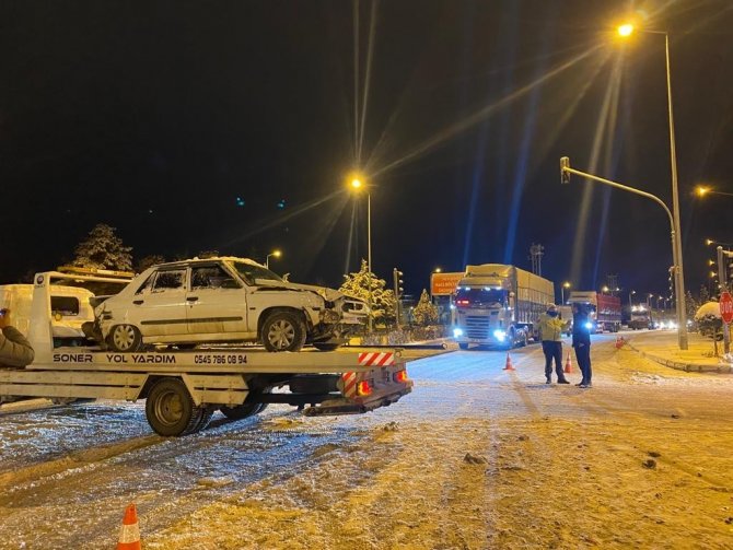 Kar Yağışı Kazalara Neden Oldu, Vatandaşlar Kazada Yola Akan Mazotu Bidonlarla Kurtarmaya Çalıştılar