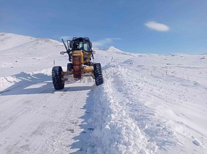Kontrolden Çıkan Otomobil Dereye Uçtu: 2 Yaralı